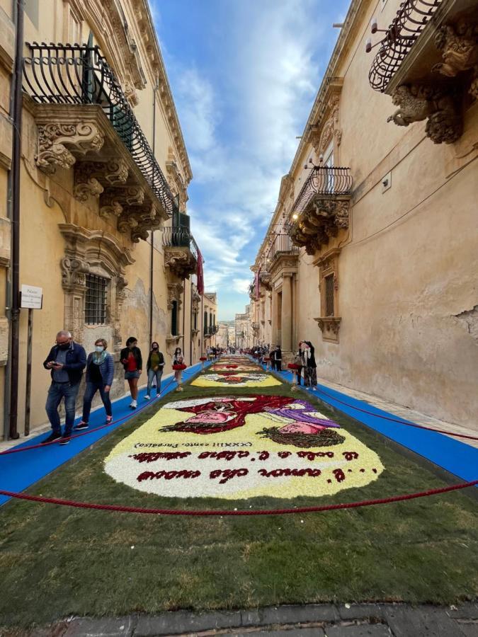 Hercules Suites Noto Exterior photo